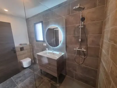 a bathroom with a sink and a shower with a mirror at Casa Solana - Piscine privée in Galeria