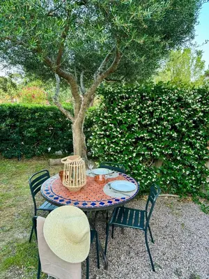a table and chairs with a hat on it at Evasion de rêve à Casa Nina in Borgo