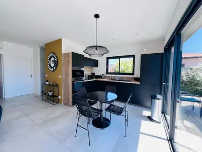 a kitchen and dining room with a table and chairs at Villa KAÏS in Lecci