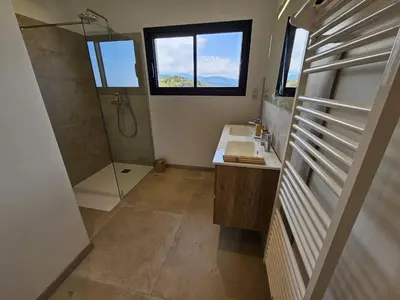 a bathroom with a sink and a shower at LABELLE- Vue mer panoramique - Piscine privée - Clim -WIFI in Sari Solenzara