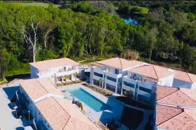 an aerial view of a house with a swimming pool at Appt T4 Accès Plage, piscine privée, clim N3-4 in Linguizzetta