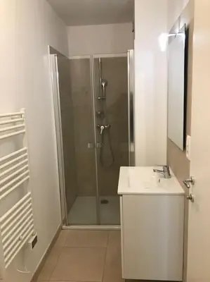 a bathroom with a shower and a sink at Appt T4 Accès Plage, piscine privée, clim N3-4 in Linguizzetta