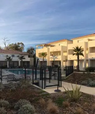 a building with a basketball court in front of it at Appt T4 Accès Plage, piscine privée, clim N3-4 in Linguizzetta