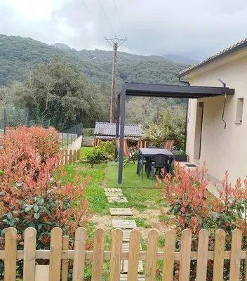 a backyard with a picnic table and a wooden fence at Studio à la campagne in Ocana
