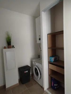 a laundry room with a washer and a washing machine at Studio à la campagne in Ocana