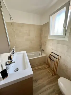 a bathroom with a sink and a bath tub at Villa avec Piscine proche plages et commerces in San-Gavino-di-Carbini
