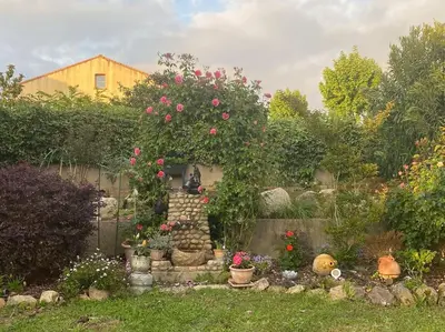 a garden with a small garden with flowers and a fence at Villa 2 chambres piscine in Cauro