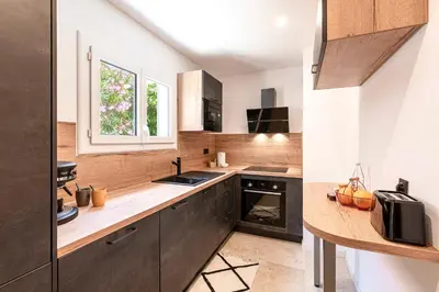 a kitchen with a wooden counter and a sink at Libertà - Appt à porticcio climatisé proche plage in Grosseto-Prugna