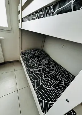 a white shelf with a black and white mattress at Appartement Rocade in Ajaccio
