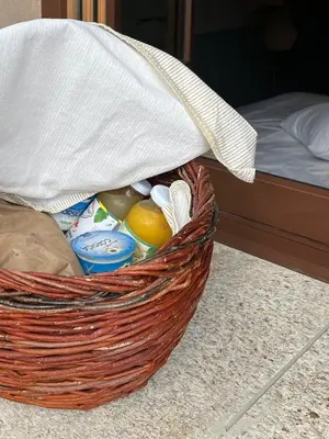 a basket with eggs in it next to a bed at Hameau de Petripini in Sotta