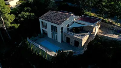 an overhead view of a white house with a roof at La Villa di Paraso in Ville-di-Paraso