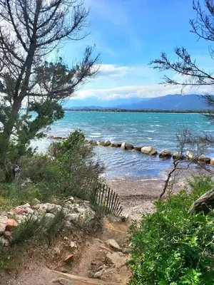 a path to the beach with a view of the water at BandB les rosiers - chambre Garance in Conca