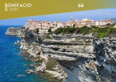 a view of a town on top of a cliff at Casa di Lume - Superbe T3 4 étoiles à Bonifacio in Bonifacio