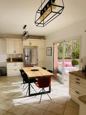 a kitchen with a table and chairs in a kitchen at Villa Sì- Villa indépendante 3 chambres avec piscine et magnifique vue mer en plein centre de Porticcio in Porticcio