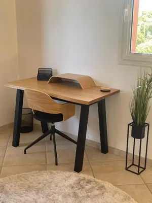 a wooden desk with a chair in a room at Villa Sì- Villa indépendante 3 chambres avec piscine et magnifique vue mer en plein centre de Porticcio in Porticcio