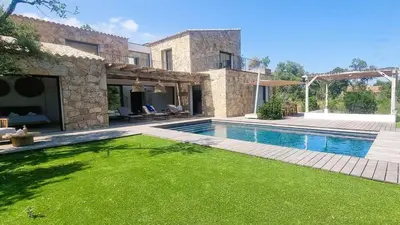 a swimming pool in the backyard of a house at Bergerie Piana d'architecte neuve, 8 pers, piscine chauffée, à 10 min plage in Gialla