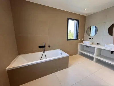 a large bathroom with a tub and a sink at Bergerie Piana d'architecte neuve, 8 pers, piscine chauffée, à 10 min plage in Gialla