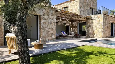 a stone house with a yard with a swimming pool at Bergerie Piana d'architecte neuve, 8 pers, piscine chauffée, à 10 min plage in Gialla