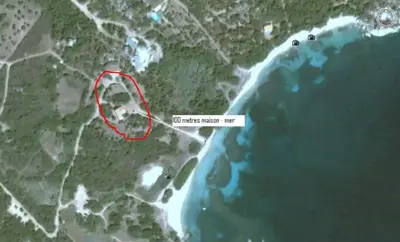 a map of the island with a red marker at Villa pieds dans l'eau sur la plage in Pianottoli-Caldarello