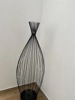 a black vase sitting on the floor next to a wall at A casa di Leia in Borgo