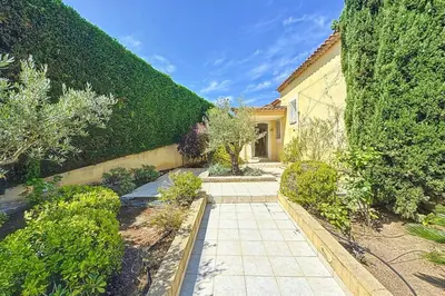 a garden with a walkway in front of a building at Villa de Prestige - clim - vue mer panoramique - 8 pers - 4 chambres in Pietrosella