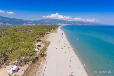 an aerial view of a beach with people and the ocean at 5 min des plages - Appt 2 chambres A Casa Bella in Lucciana