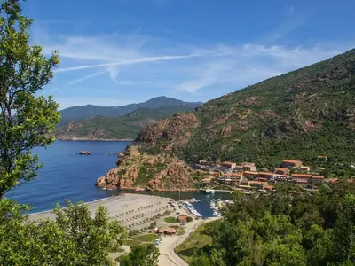 a town on the side of a mountain next to the water at Lemon in Casaglione