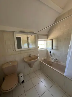 a bathroom with a toilet and a tub and a sink at Duplex vue mer à Piana Verde Canale-di-verde in Canale-di-Verde