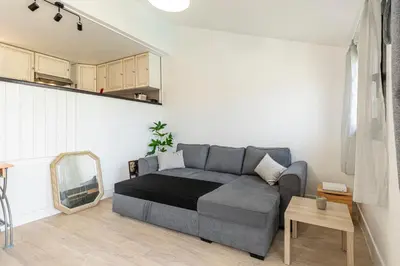 a living room with a couch and a mirror at L'Ornano - Maison climatisée avec piscine in Grosseto-Prugna