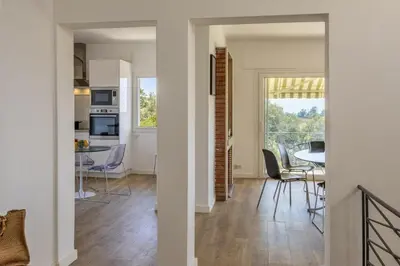 a kitchen and dining room with a table and chairs at Villa Jeanne in Linguizzetta