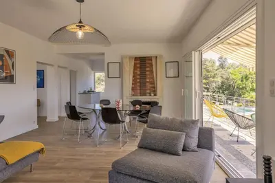 a living room with a couch and a table with chairs at Villa Jeanne in Linguizzetta