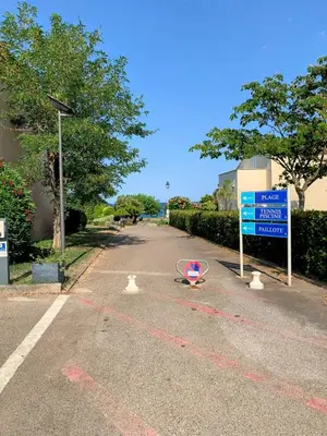 a street with a sign on the side of the road at Chez Aline - Appartement en bord de mer in Cervione