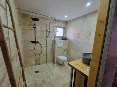 a bathroom with a shower and a toilet at Agréable studio in Afa