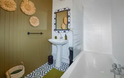 a bathroom with a sink and a mirror and a tub at Cozy Home In Sollacaro With Wifi in Sollacaro