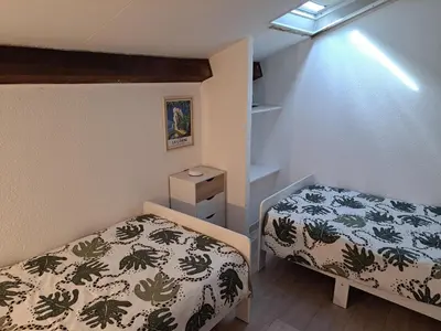 a small bedroom with a bed in a room at belles chambres toutes équipées bord de mer gérance nouvelle in San-Nicolao