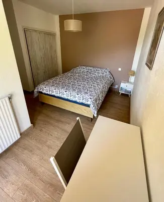 a small bedroom with a bed and a table at VUE EXCEPTIONNELLE - Ajaccio T3 rte Sanguinaires - Santa Lina in Ajaccio