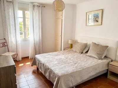 a bedroom with a bed and a window at Villa NAOMI piscine à 100 m de la plage in Olmeto