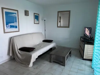 a hospital room with a bed and a table at Mini-villa Bocca del Oro - Sud Porto-Vecchio in Bocca del Oro