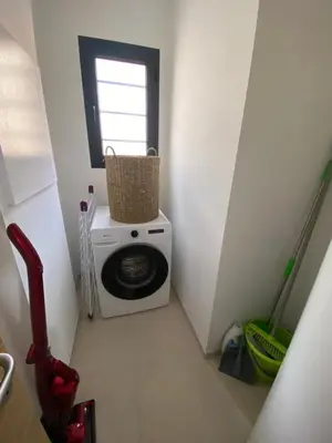 a laundry room with a washing machine and a window at Grande maison à Belgodère Balagne in Belgodère