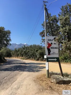 a sign on the side of a road at Grande maison à Belgodère Balagne in Belgodère