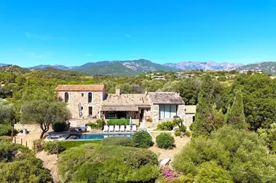 an aerial view of a house with a swimming pool at Villa A Muvra Di Pinarellu in Pinarellu
