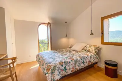 a bedroom with a bed and a window at Villa A Muvra Di Pinarellu in Pinarellu