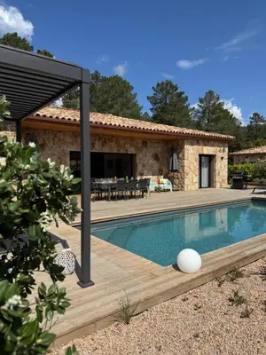 a villa with a swimming pool in front of a house at Villa Félicita 8 personnes proche plage Corse du sud in Lecci