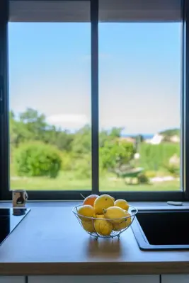 a bowl of fruit on a counter in front of a window at Casa Kallinina in Esigna