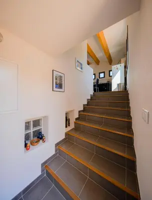 a view of the stairs in a house at Casa Kallinina in Esigna