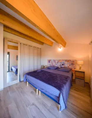 a bedroom with a large bed in a room at Casa Kallinina in Esigna