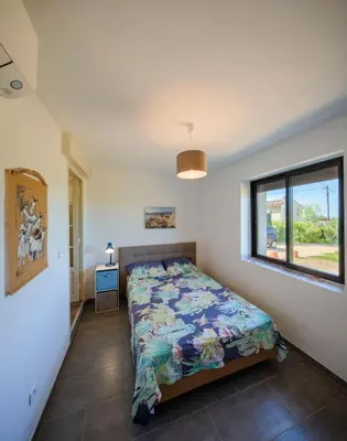 a bedroom with a bed and a window at Casa Kallinina in Esigna
