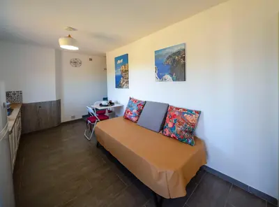 a living room with a couch and a table at Casa Kallinina in Esigna