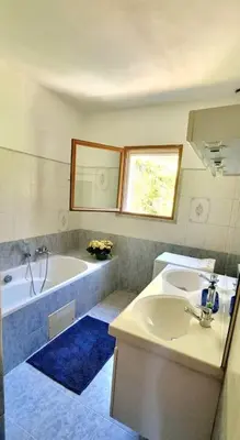 a bathroom with a tub and a sink and a bath tub at Maison agréable avec grands volumes in Levie