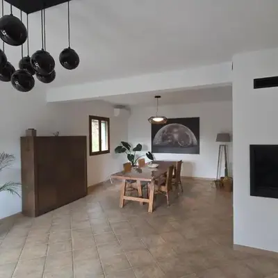 Maison agréable avec grands volumes